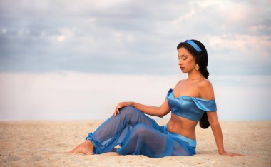 Doğu tarzı oturan kız portresi