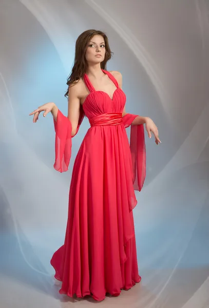 Femme en robe de soirée rouge — Photo