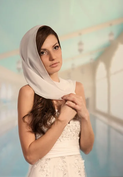 Menina romântica no vestido de noiva — Fotografia de Stock