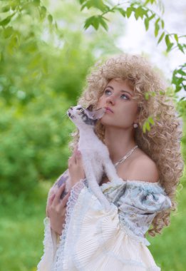 Prenses ve bir kedi bakarak onun ellerinde