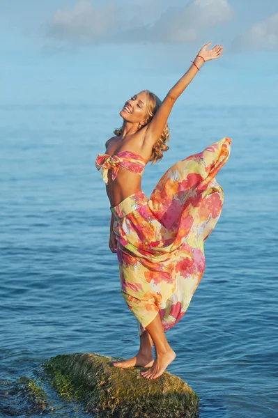 Glückliche Frau am Meer — Stockfoto