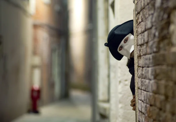 Незнакомец в венецианской маске — стоковое фото