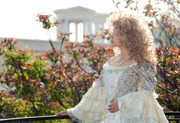 Księżniczka na balkonie, portret łata — Zdjęcie stockowe