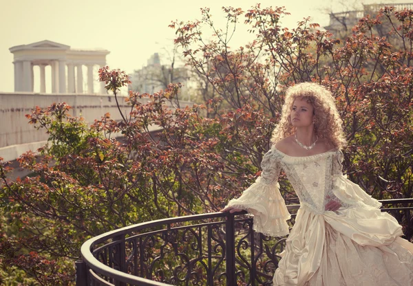 Principessa appoggiata sulla ringhiera del balcone — Foto Stock