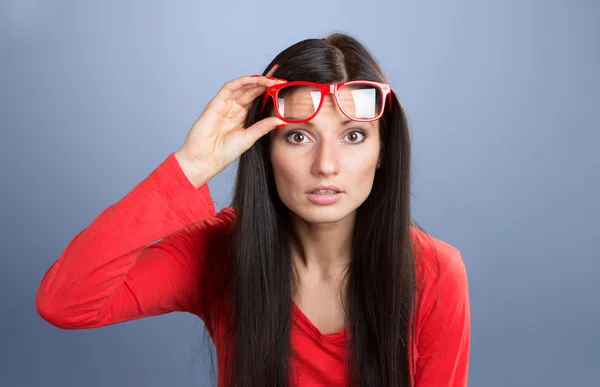 Vrouw staren op camera — Stockfoto