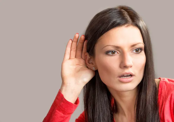 Jonge vrouw luisteren — Stockfoto