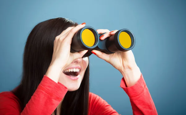 Girl looking through the binoculars — Stock Photo, Image