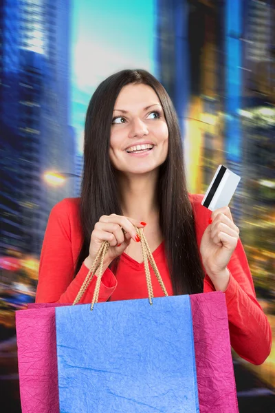 Menina de compras com um cartão de crédito — Fotografia de Stock