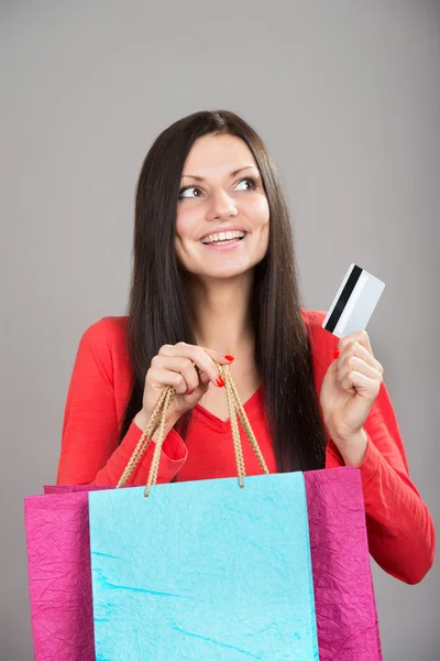 Menina de compras com um cartão de crédito — Fotografia de Stock