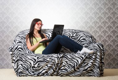 dizüstü bilgisayar kullanan kız