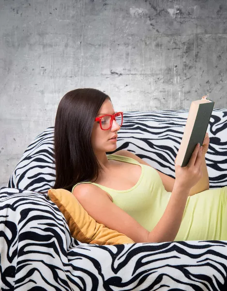 Reading girl — Stock Photo, Image