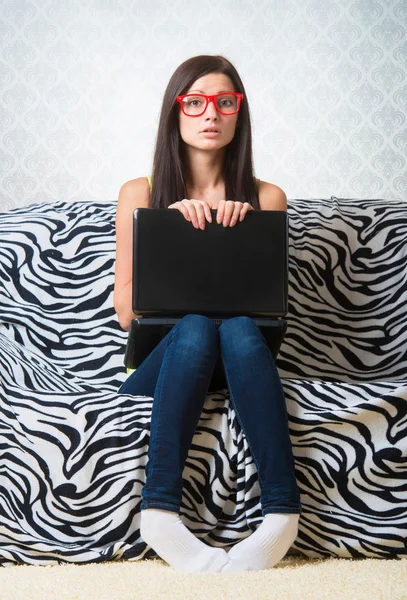 Confused girl with laptop — Stock Photo, Image