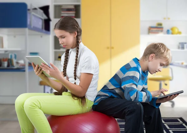 Crianças olhando para Pad Tablet PC telas — Fotografia de Stock