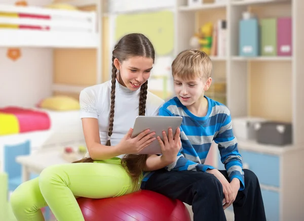 Crianças olhando para uma tela Pad Tablet PC — Fotografia de Stock