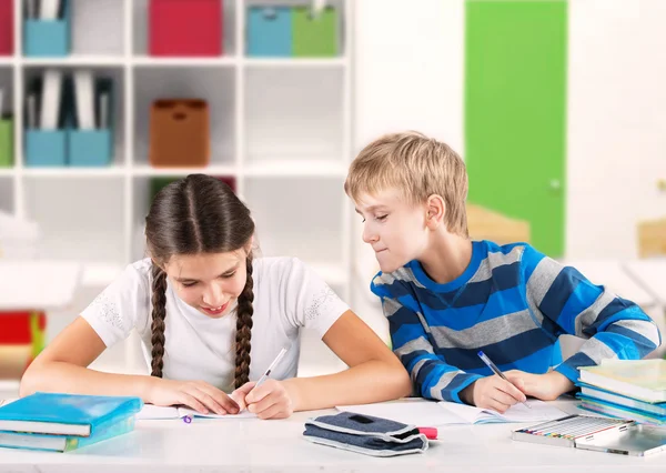 Kinderen schrijven een test — Stockfoto