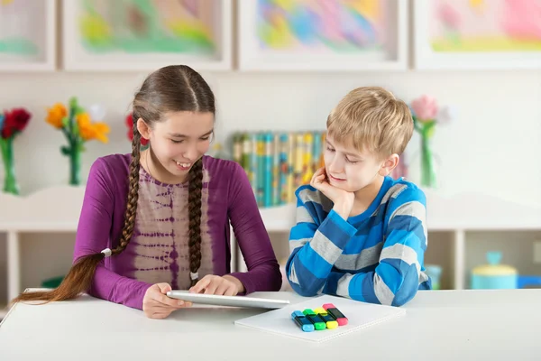 Children looking at a Pad Tablet PC screen — Stock Photo, Image