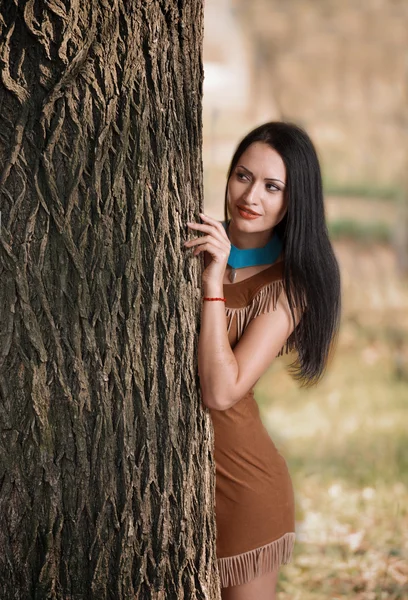 Dívka schovávající se za stromem — Stock fotografie