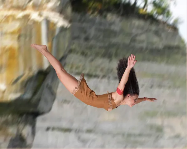 Menina mergulhando de um penhasco — Fotografia de Stock