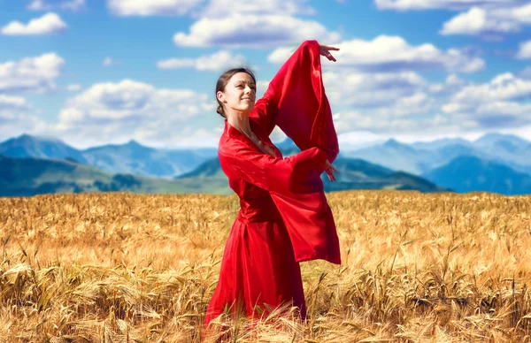 Улыбающаяся девушка на пшеничном поле — стоковое фото