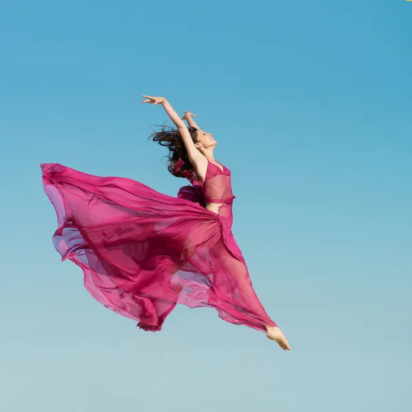 Dziewczyna skacze w powietrzu — Zdjęcie stockowe