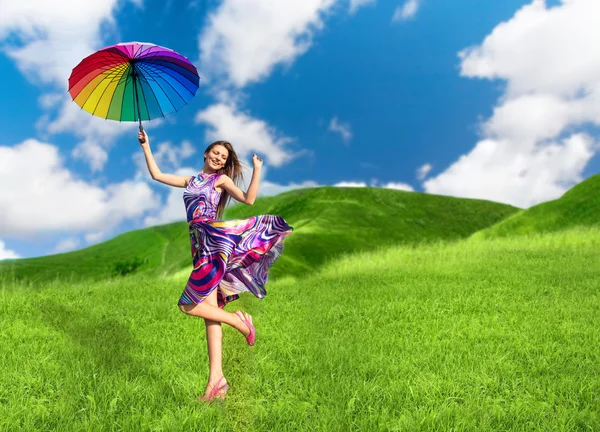Renkli şemsiye ile oldukça gülümseyen kız — Stok fotoğraf