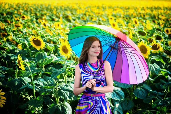 Smiling girl in the sunflower fields — Stock Photo, Image
