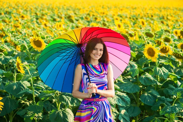 Усміхнена дівчина на соняшникових полях — стокове фото