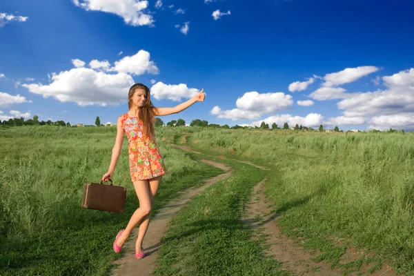 Mädchen am Rande einer alten Provinzstraße — Stockfoto