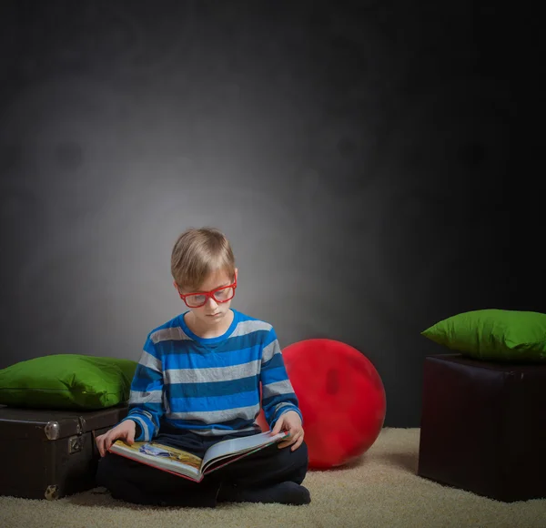 Preteen jongen lezen van een boek — Stockfoto