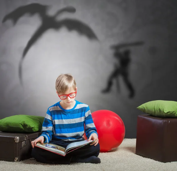 Preteen menino lendo um livro — Fotografia de Stock