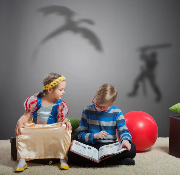Хлопчик читає книжку своїй маленькій сестрі — стокове фото