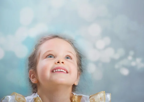 Glimlachend schattig meisje — Stockfoto