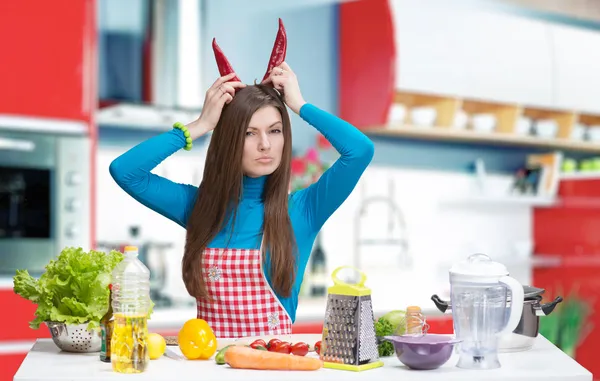 Mulher irritada na cozinha — Fotografia de Stock