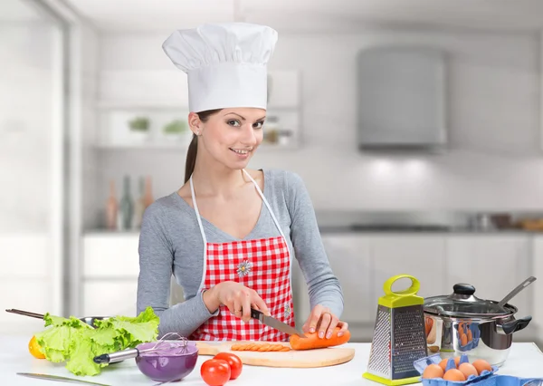 Retrato de una mujer cocinera alegre —  Fotos de Stock