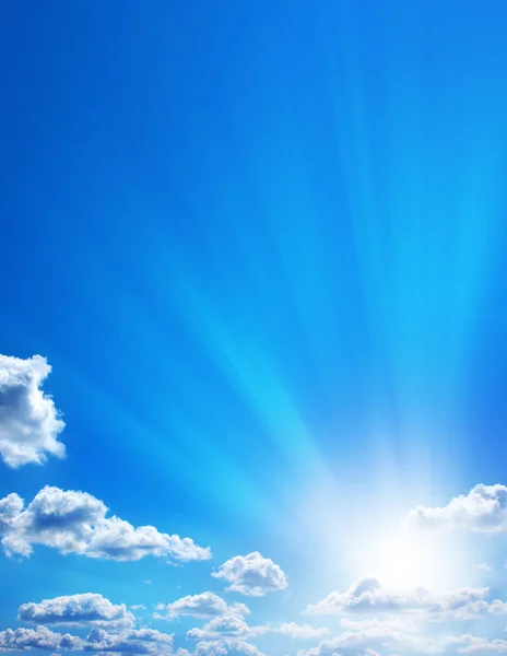 Otroligt blå himmel, sol och mjuka moln — Stockfoto