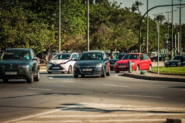 Sevilla İspanya 28 Eylül 2021 Sevilla caddelerinde trafik sıkışıklığı, sembolik bir şehir ve Endülüs Bölgesi 'nin başkenti, İspanya' nın güneyinde