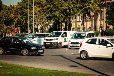 Sevilla İspanya 28 Eylül 2021 Sevilla caddelerinde trafik sıkışıklığı, sembolik bir şehir ve Endülüs Bölgesi 'nin başkenti, İspanya' nın güneyinde