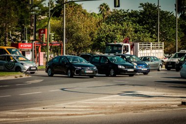Sevilla İspanya 28 Eylül 2021 Sevilla caddelerinde trafik sıkışıklığı, sembolik bir şehir ve Endülüs Bölgesi 'nin başkenti, İspanya' nın güneyinde
