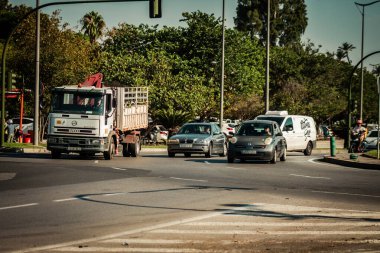 Sevilla İspanya 28 Eylül 2021 Sevilla caddelerinde trafik sıkışıklığı, sembolik bir şehir ve Endülüs Bölgesi 'nin başkenti, İspanya' nın güneyinde