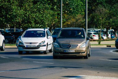 Sevilla İspanya 28 Eylül 2021 Sevilla caddelerinde trafik sıkışıklığı, sembolik bir şehir ve Endülüs Bölgesi 'nin başkenti, İspanya' nın güneyinde