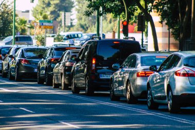 Sevilla İspanya 28 Eylül 2021 Sevilla caddelerinde trafik sıkışıklığı, sembolik bir şehir ve Endülüs Bölgesi 'nin başkenti, İspanya' nın güneyinde