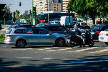 Sevilla İspanya 28 Eylül 2021 Sevilla caddelerinde trafik sıkışıklığı, sembolik bir şehir ve Endülüs Bölgesi 'nin başkenti, İspanya' nın güneyinde