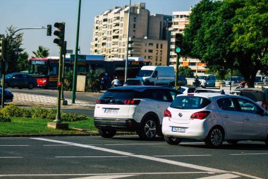 Sevilla İspanya 28 Eylül 2021 Sevilla caddelerinde trafik sıkışıklığı, sembolik bir şehir ve Endülüs Bölgesi 'nin başkenti, İspanya' nın güneyinde