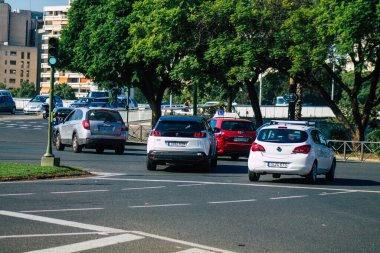 Sevilla İspanya 28 Eylül 2021 Sevilla caddelerinde trafik sıkışıklığı, sembolik bir şehir ve Endülüs Bölgesi 'nin başkenti, İspanya' nın güneyinde