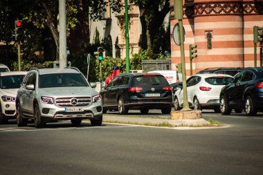 Sevilla İspanya 28 Eylül 2021 Sevilla caddelerinde trafik sıkışıklığı, sembolik bir şehir ve Endülüs Bölgesi 'nin başkenti, İspanya' nın güneyinde