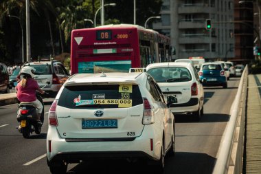 Sevilla İspanya 28 Eylül 2021 Sevilla caddelerinde trafik sıkışıklığı, sembolik bir şehir ve Endülüs Bölgesi 'nin başkenti, İspanya' nın güneyinde