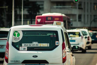 Sevilla İspanya 28 Eylül 2021 Sevilla caddelerinde trafik sıkışıklığı, sembolik bir şehir ve Endülüs Bölgesi 'nin başkenti, İspanya' nın güneyinde