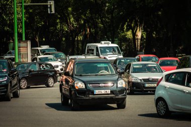 Sevilla İspanya 28 Eylül 2021 Sevilla caddelerinde trafik sıkışıklığı, sembolik bir şehir ve Endülüs Bölgesi 'nin başkenti, İspanya' nın güneyinde