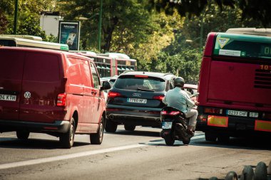 Sevilla İspanya 28 Eylül 2021 Sevilla caddelerinde trafik sıkışıklığı, sembolik bir şehir ve Endülüs Bölgesi 'nin başkenti, İspanya' nın güneyinde