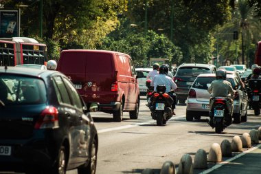 Sevilla İspanya 28 Eylül 2021 Sevilla caddelerinde trafik sıkışıklığı, sembolik bir şehir ve Endülüs Bölgesi 'nin başkenti, İspanya' nın güneyinde